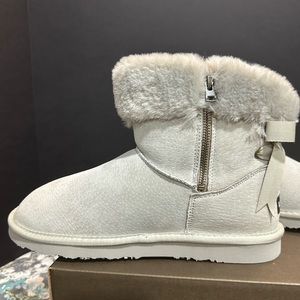 Brand new in box Lamo boots lined with shearling